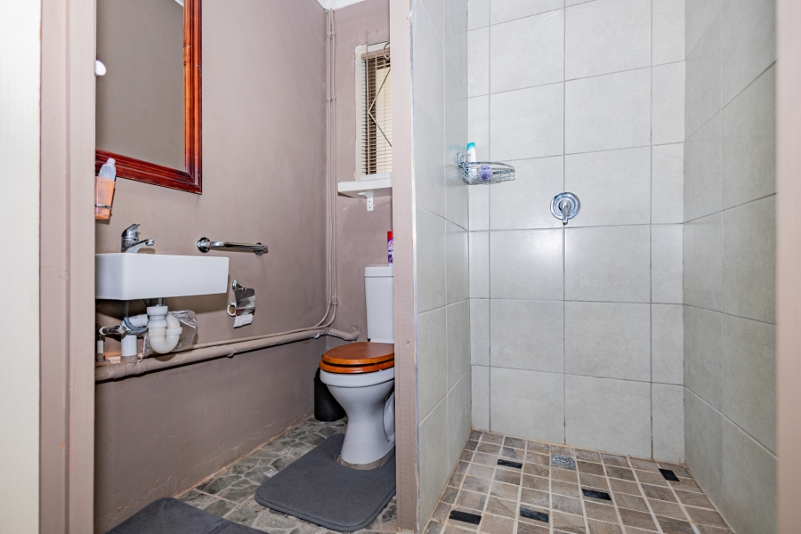 5 Bedroom Property for Sale in Peerless Park Western Cape